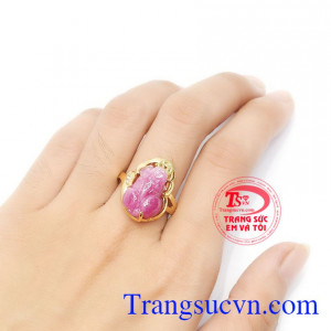 Nhẫn vàng màu tinh tế gắn tỳ hưu đá