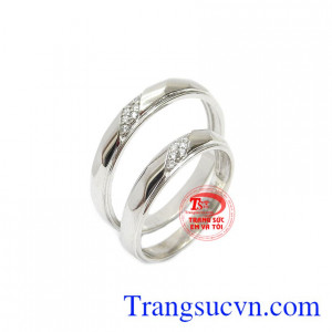Đôi nhẫn cưới được bảo hành uy tín, khắc chữ miễn phí và giao hàng toàn quốc