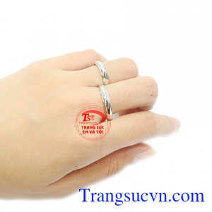 Sản phẩm đẹp, gắn đá Cz lấp lánh tạo điểm nhấn.