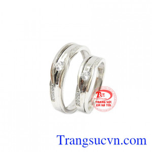 Đôi nhẫn cưới kết hợp cùng đá Cz tạo điểm nhấn cho sản phẩm.