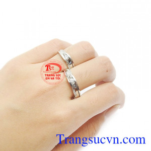 Nhẫn cưới giúp gắn kết hai bạn trở nên một.