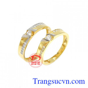 Nhẫn cưới là vật chứng cho tình yêu của đôi lứa. 