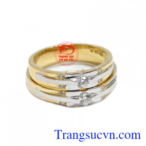 Sản phẩm được chế tác từ vàng 10k với sự kết hợp vàng trắng và vàng màu.