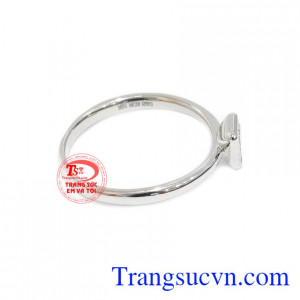 Nhẫn nữ vàng trắng kiêu sa được nhập khẩu từ Hàn Quốc. 