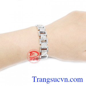 Sản phẩm dễ dàng kết hợp cùng nhiều trang phục. 