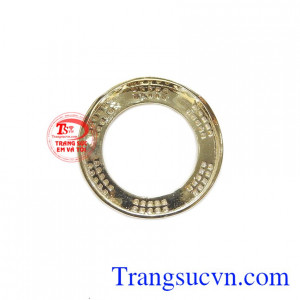 Mặt dây độc đáo giúp bạn gái tự tin khoe cá tính. Mặt dây tròn mới lạ