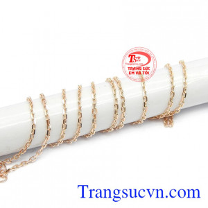 Dây chuyền nhỏ gọn, dễ dàng kết hợp cùng nhiều trang phục.