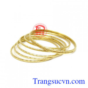 Vòng tuần 18k sang trọng được thiết kế tinh tế, đẹp mắt thích hợp với nhiều độ tuổi.