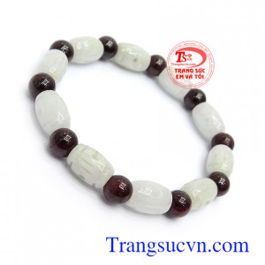 Chuỗi tay cẩm thạch granat may mắn kết hợp độc đáo, mang nét sang trọng, tinh tế cho sản phẩm
