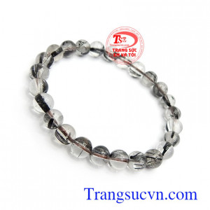 Chuỗi thạch anh tóc đen tài lộc 7 ly chứa các hạt tròn không màu, nhiều bao thể hình kim, que màu đen hợp phong thủy, mang lại sự tài lộc, thuận lợi và may mắn trong cuộc sống và công việc