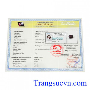 Sản phẩm có màu tím hồng sẫm, kiểu chế tác chữ nhật cắt góc sang trọng. 