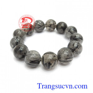 Chuỗi tay thạch anh tóc quyền lực 17 ly có tác dụng rất tốt trong phong thủy, giúp người đeo gặp nhiều may mắn và thành công trong cuộc sống
