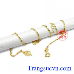 Lắc chân được chế tác từ vàng 10k, bền đẹp, sáng bóng.