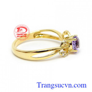 Nhẫn nữ thạch anh tím hạnh phúc trong phong thủy thạch anh tím có tác dụng như lá bùa hộ mệnh, mang may mắn, bình an và hạnh phúc cho người đeo