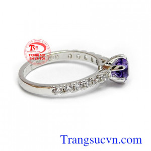 Nhẫn nữ Thạch anh tím thủy chung, đá thạch anh tím có tác dụng giúp tránh khỏi ma quỷ, mang tới bình an, hạnh phúc, màu tím còn tượng trưng cho lòng thủy chung của mỗi người