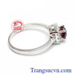 Đá Granet là biểu tượng của sự may mắn, quyền lực, niềm tin, tình bạn và sự thật, đem lại bình yên, hạnh phúc cho chủ nhân