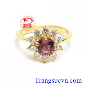 Granet là biểu tượng của sự may mắn, quyền lực, niềm tin, tình bạn và sự thật, đem lại bình yên, hạnh phúc cho chủ nhân