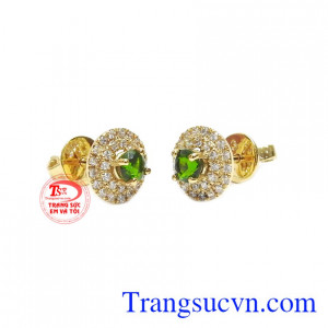 Hoa tai Diopside bình an được chế tác từ vàng 14k sáng bóng, bền đẹp.