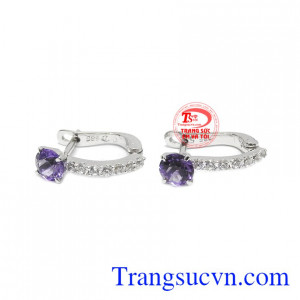 Hoa tai thạch anh tím thủy chung là sự kết hợp hoàn hảo từ thạch anh tím và vàng trắng 14k.