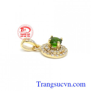 Mặt dây phù hợp làm quà tặng cho người bạn yêu thương những dịp ý nghĩa. Mặt dây chuyền Diopside tài lộc
