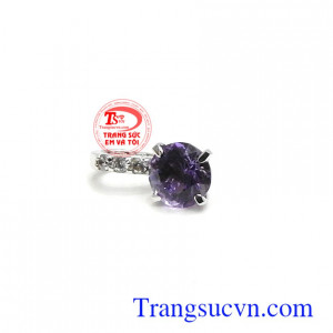 Mặt dây thạch anh tím may mắn là biểu tượng cho tài lộc, may mắn và bình an, là món quà tuyệt vời dành tặng người bạn yêu thương