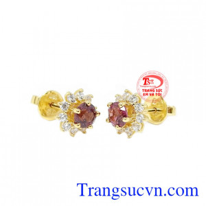 Hoa tai granat tài lộc 14k được chế tác từ vàng màu 14k và đá granet.