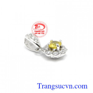 Mặt dây Sapphire vàng bình an đeo hợp phong cách và thời trang phái đẹp, đá Sapphire vàng là viên đá của tình yêu, hạnh phúc và lòng thủy chung
