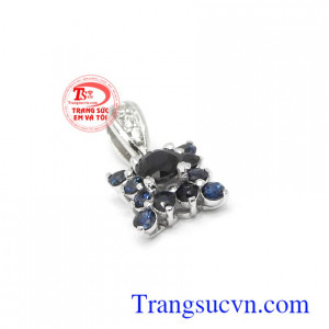 Mặt dây Sapphire may mắn với Sapphire đen là viên đá tượng trưng cho sức khỏe, quyền uy, thịnh vượng, hạnh phúc và lòng trung thành
