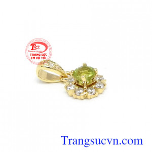 Mặt dây chuyền Peridot tài lộc phù hợp nhiều loại dây chuyền khác nhau,
