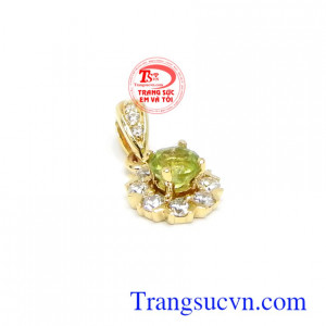 Peridot là lá bùa hộ mệnh cho người đeo, mang lại sự sang trọng, quý phái và đẳng cấp. Mặt dây chuyền Peridot tài lộc