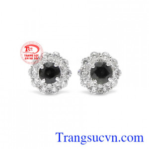 Hoa tai vàng sapphire hưng vượng được chế tác từ vàng trắng 14k và sapphire thiên nhiên.