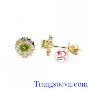 Sản phẩm kết hợp từ vàng 14k và đá peridot thiên nhiên.