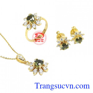 Bộ trang sức Sapphire may mắn 14k gồm mặt dây, dây chuyền, hoa tai và nhẫn.