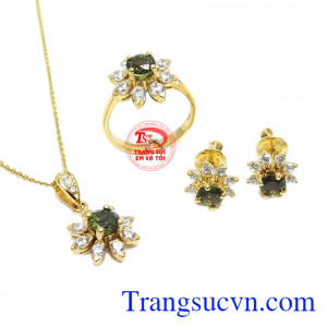 Sản phẩm thiết kế tinh tế, sang trọng và quý phái giúp người dùng trở nên nổi bật và xinh đẹp hơn. Bộ trang sức Sapphire may mắn 14k