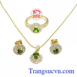 Sản phẩm hợp mệnh, mang đến cho người đeo sự may mắn và bình an. Bộ trang sức Diopside bình an