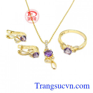 Sản phẩm kết hợp từ vàng 14k và thạch anh tím thiên nhiên. Bộ trang sức thạch anh tím hạnh phúc