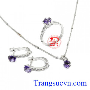 Sản phẩm được thiết kế nhỏ xinh, độc đáo, dễ dàng kết hợp với nhiều kiểu trang phục. Bộ trang sức thạch anh tím thủy chung
