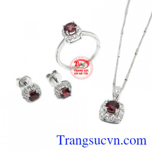 Bộ trang sức granet quyền lực được kết hợp từ vàng trắng và đá granet thiên nhiên. 