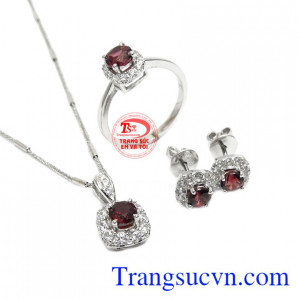Thiết kế sang trọng và tinh tế, thích hợp kết hợp cùng nhiều trang phục khác nhau. Bộ trang sức granet quyền lực