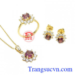 Bộ trang sức granet tài lộc 14k là một bộ trang sức sang trọng đầy quyến rũ dành cho phái đẹp.