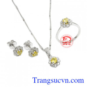 Sản phẩm thiết kế trẻ trung, đáng yêu dễ dàng kết hợp cùng nhiều trang phục. Bộ trang sức Sapphire thành công