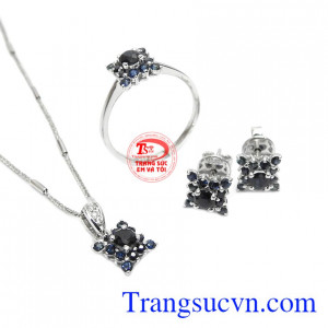 Sản phẩm kết hợp từ các viên sapphire đen và sapphire xanh lam. Bộ trang sức sapphire phú quý