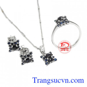 Sự kết hợp hài hòa tạo nên sản phẩm quyến rũ cho phái đẹp. Bộ trang sức sapphire phú quý