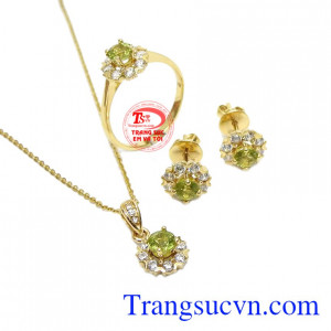 Sản phẩm kết hợp từ vàng màu và peridot thiên nhiên. Bộ trang sức vàng peridot an nhiên