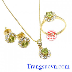 Bộ trang sức vàng peridot an nhiên là một thiết kế mới mang phong cách trẻ trung, hợp phong thủy.