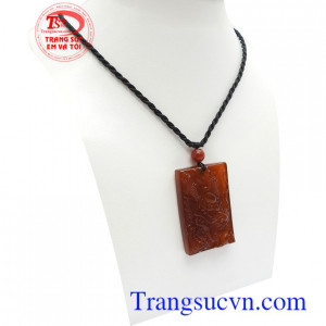 Mặt dây Mã não Rồng may mắn, với hình rồng chạm khắc có tác dụng mang lại may mắn, tài lộc trong cuộc sống và tình duyên