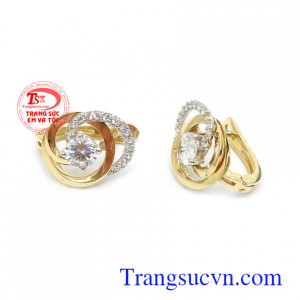 Hoa tai vàng 18k đẳng cấp dễ dàng kết hợp với nhiều phong cách thời trang khác nhau