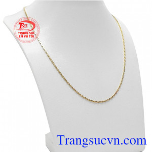 Dây chuyền nữ mạnh mẽ vàng 18k được thiết kế mạnh mẽ, chắc chắn.