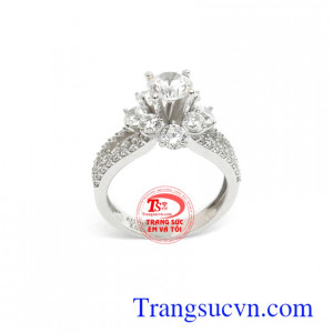 Nhẫn nữ vàng trắng 18k đính đá chế tác độc đáo, kiểu dáng độc đáo, mới lạ là dòng sản phẩm được phái đẹp ưa chuộng
