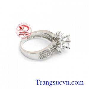 Nhẫn nữ vàng trắng 18k đính đá là món quà tuyệt vời dành cho người yêu thương